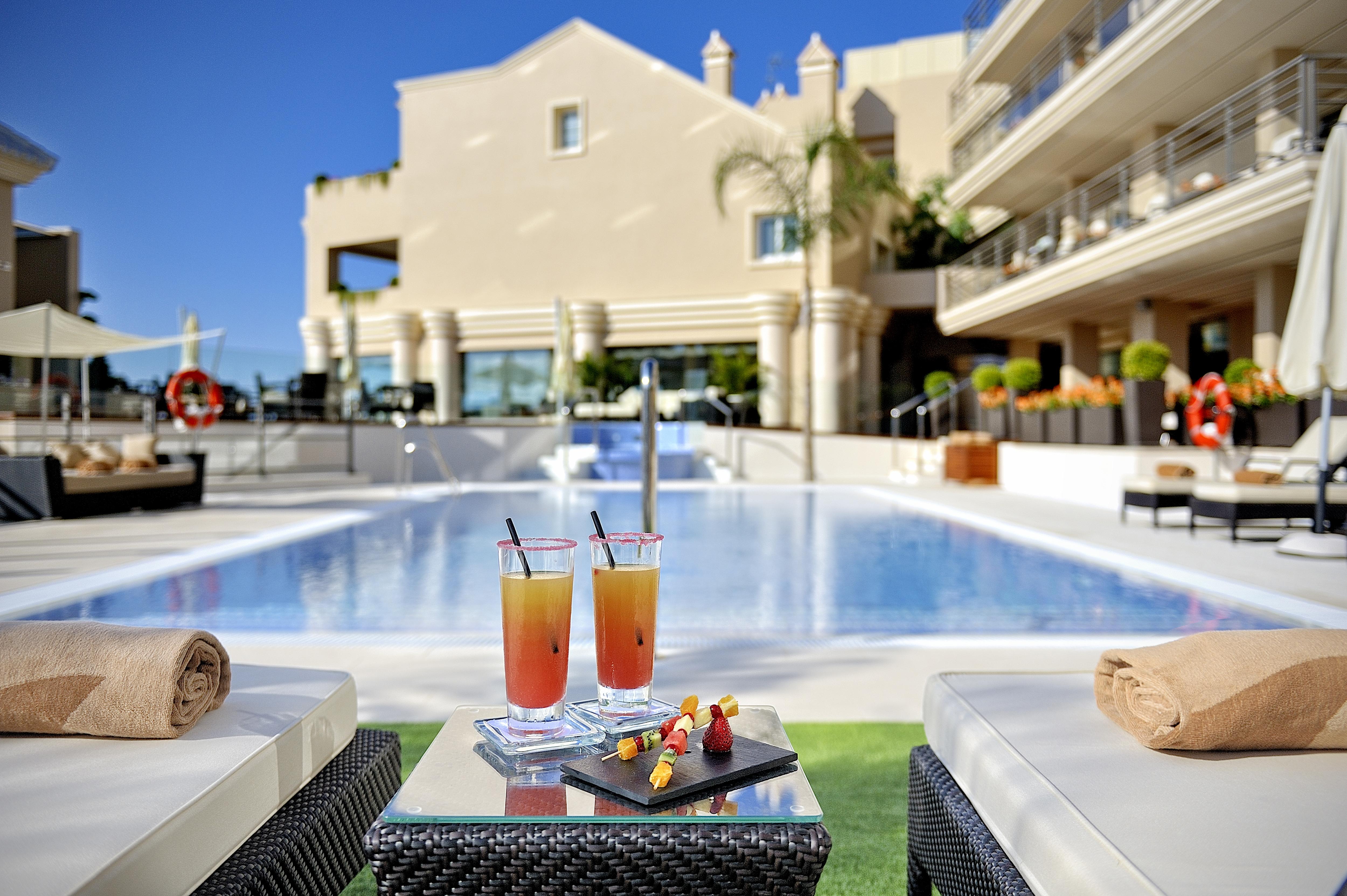 Готель Vincci Seleccion Aleysa Бенальмадена Екстер'єр фото The pool at the hotel