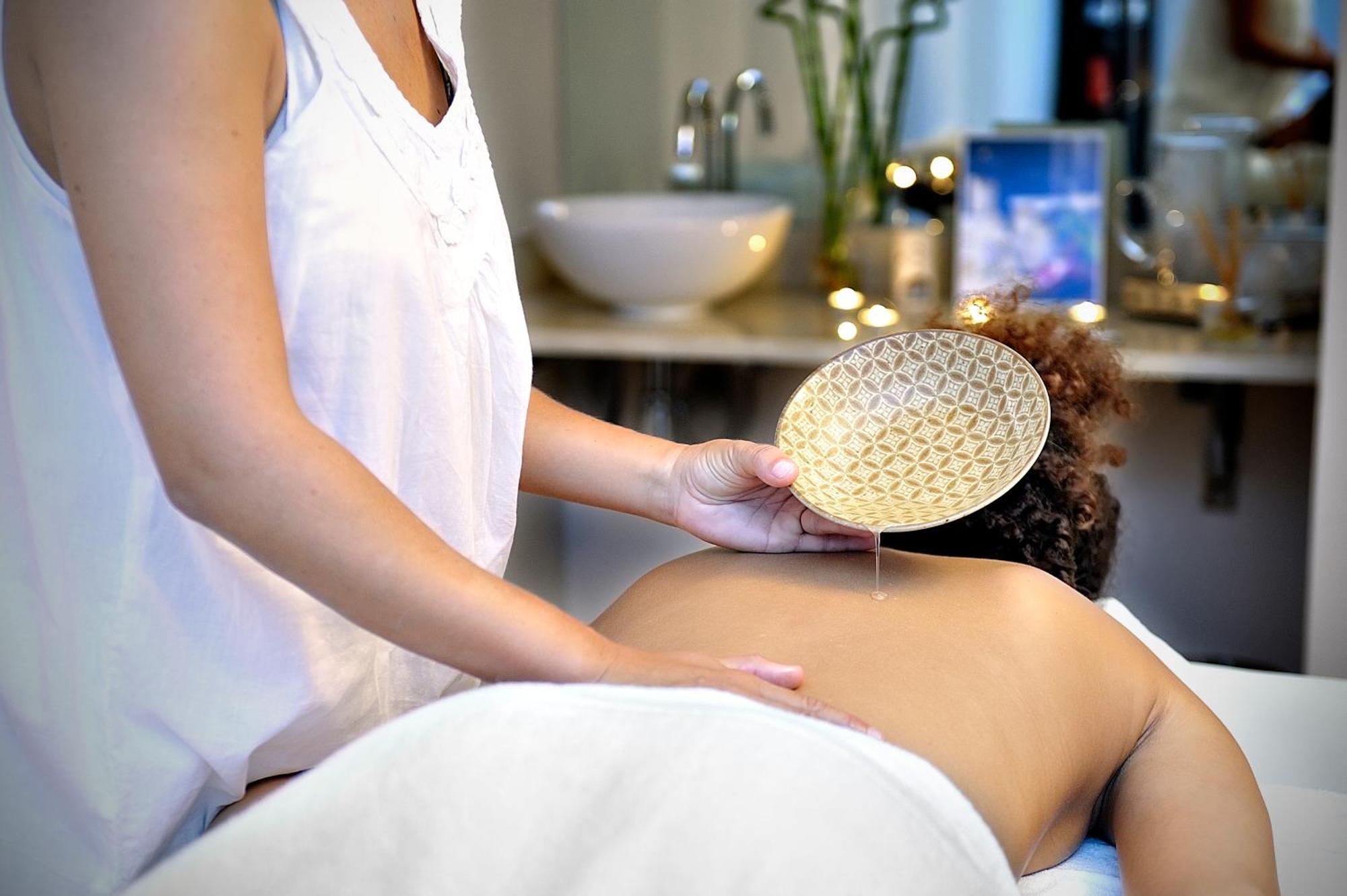 Готель Vincci Seleccion Aleysa Бенальмадена Екстер'єр фото A practitioner performing a massage with a flower of life massage stone