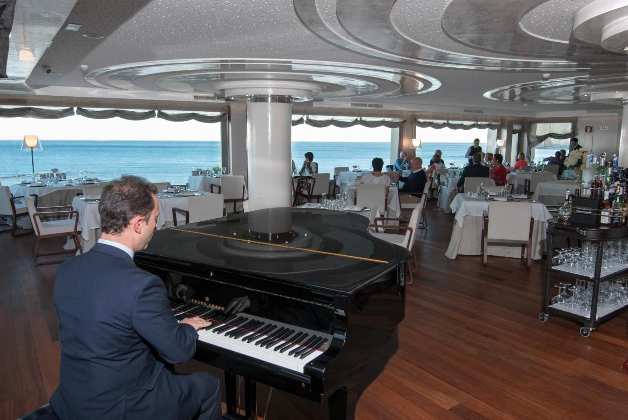 Готель Vincci Seleccion Aleysa Бенальмадена Екстер'єр фото The restaurant on board