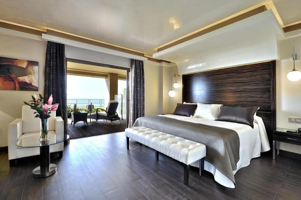 Готель Vincci Seleccion Aleysa Бенальмадена Екстер'єр фото A bedroom at the hotel